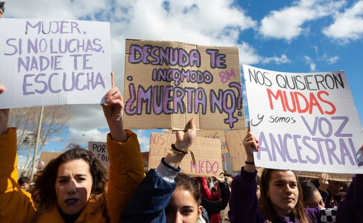 Tres mil jóvenes participan en la manifestación estudiantil en el Día de la Mujer en Logroño