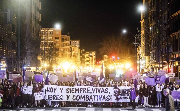 La manifestación del Día de la Mujer llena las calles de Logroño al anochecer