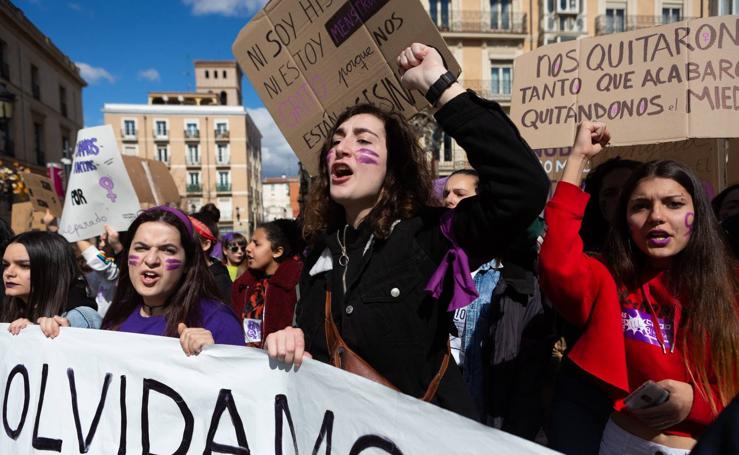 La manifestación feminista estudiantil en Logroño. De camino a La Concha