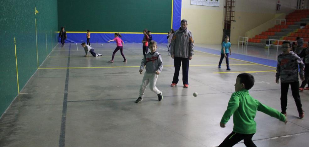 Cien escolares comparten el II InterCRA en las instalaciones de Arnedo