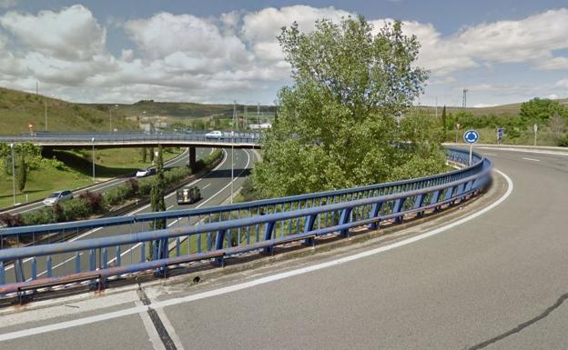 Herida una joven de 16 años tras sufrir un accidente en la rotonda de El Arco