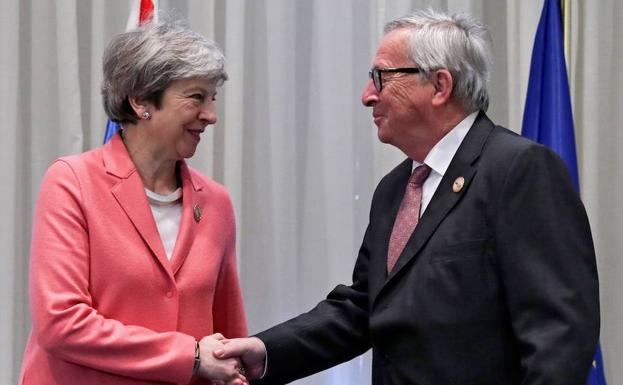 May recurre a Juncker en un intento de última hora para encarrilar el 'brexit'
