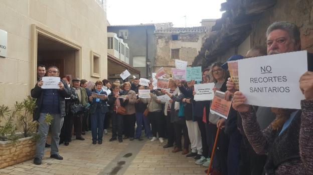 Más de un centenar de vecinos protestan por los recortes sanitarios en Ribafrecha