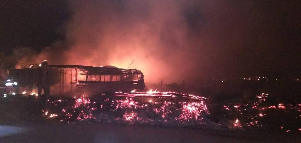 Un incendio calcina una casilla en el camino de Los Hermanos en Alfaro