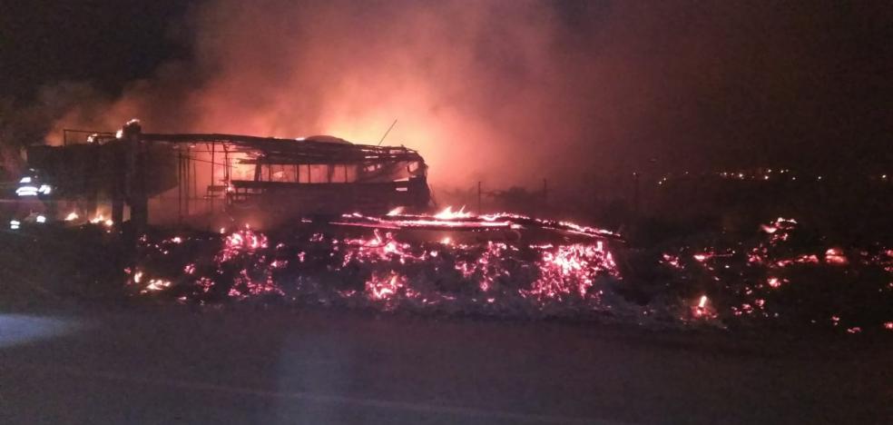 Un incendio nocturno destruye una casilla