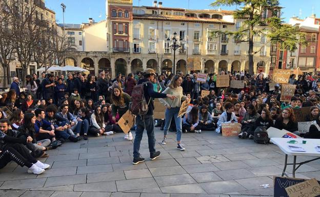 Varios cientos de personas se concentran contra el cambio climático en la plaza del Mercado