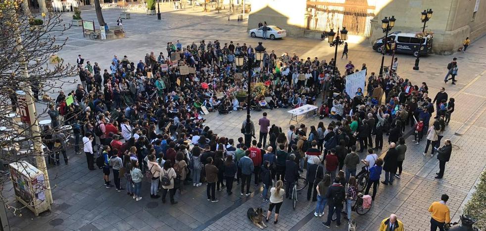 Varios cientos de personas se concentran contra el cambio climático en la plaza del Mercado