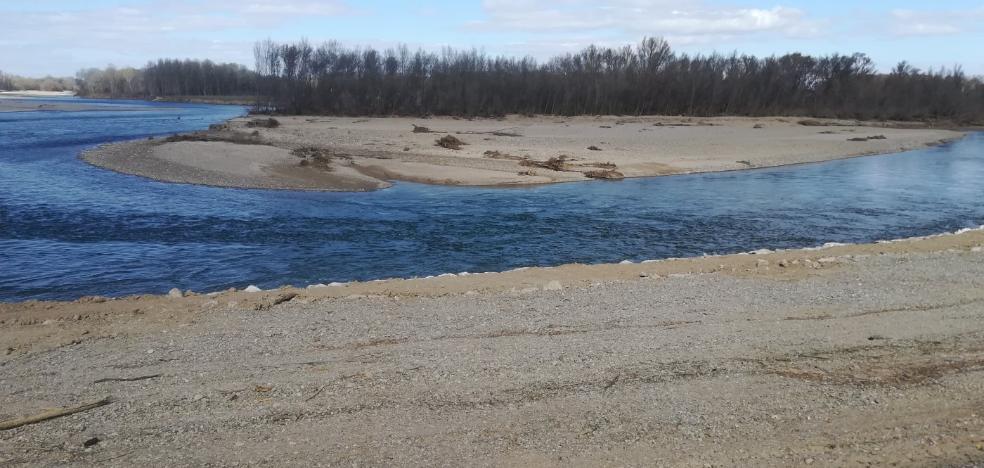 La reconstrucción del mazón del Ebro en el Estajao se refuerza con la escollera de gravas