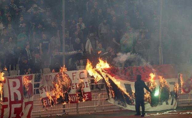 La violencia suspende el derbi Panathinaikos-Olympiacos