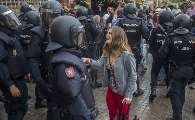 Un juzgado de Manresa no aprecia exceso policial en las cargas del 1-O