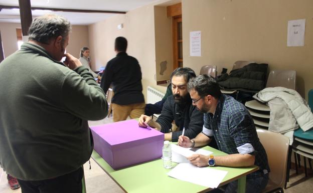 El sondeo sobre el castillo de Davalillo comienza con buena participación