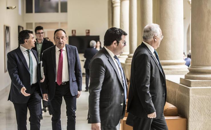 Pleno en el Parlamento, los gestos y las conversaciones