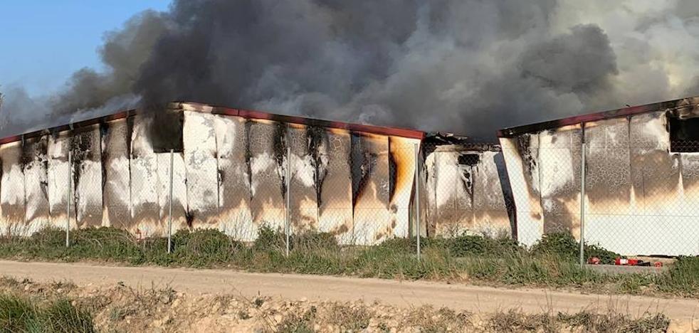 Un incendio afecta a tres naves de gallinas en Alfaro