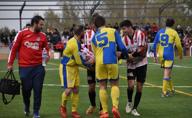 Una camilla humana para el fútbol