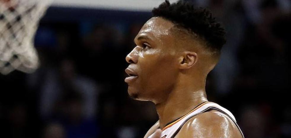 Westbrook 'se viste' de Chamberlain con un 'triple-doble' histórico