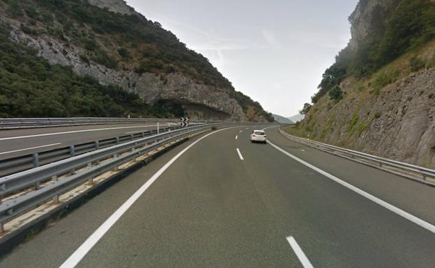 Cazados practicando sexo en un coche parado en un carril de la AP-68