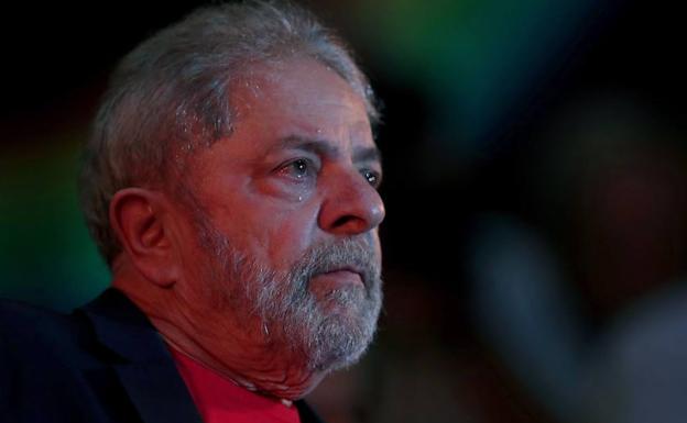 Lula cumple un año en prisión sin dinero para seguir litigando