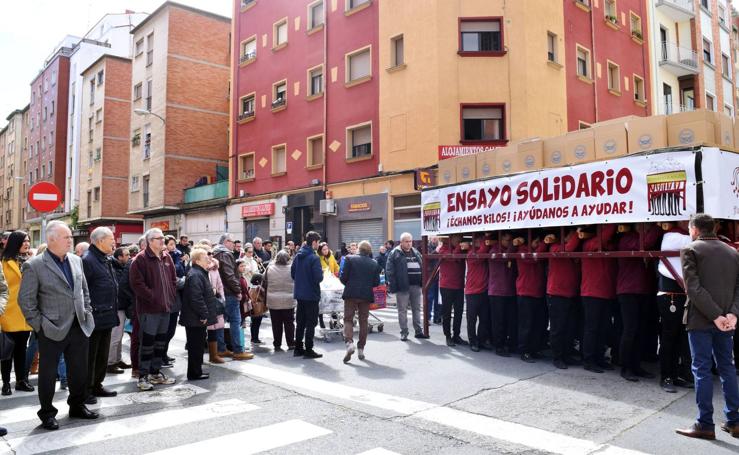 La Cofradía de la Flagelación recoge 543 kilos de comida en su ensayo solidario