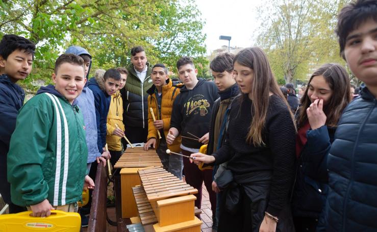 Escolares riojanos celebran Musiqueando frente al centro Navarrete El Mudo