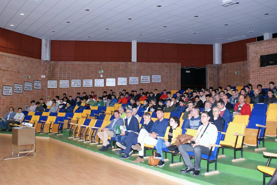 Más de 150 alumnos de FP, en la jornada sobre energías renovables en el Rey Don García