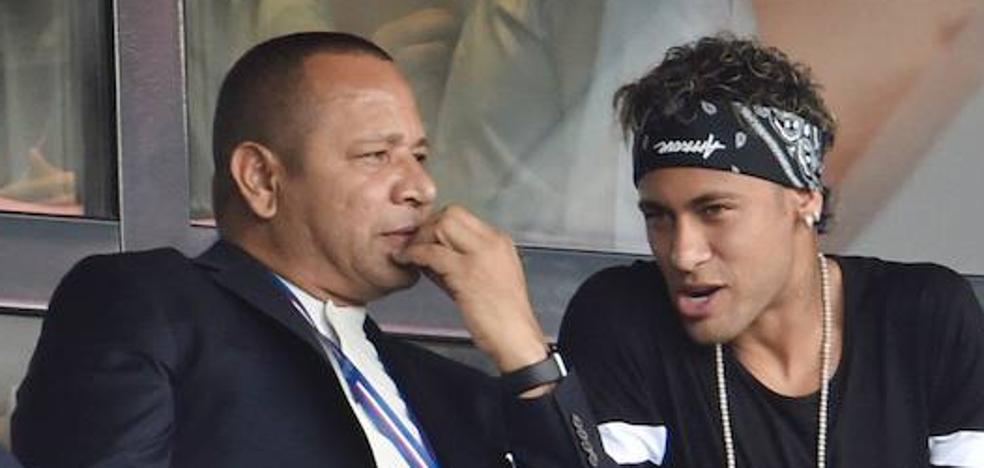 El padre de Neymar niega la salida de su hijo del PSG