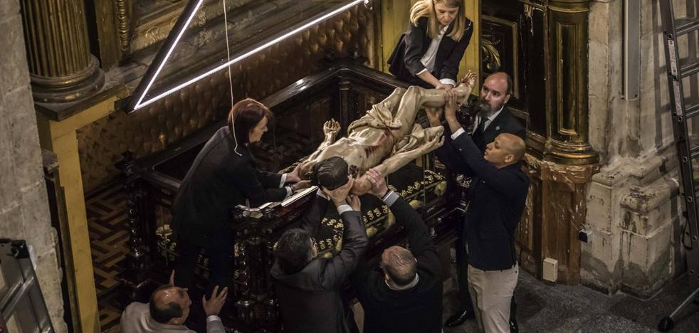 Logroño cumple con la limpieza del Cristo yacente