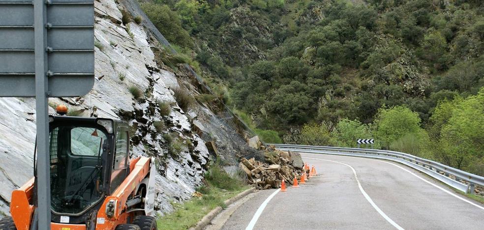 Un desprendimiento de rocas en la LR-113 junto al cruce de Brieva corta uno de los carriles