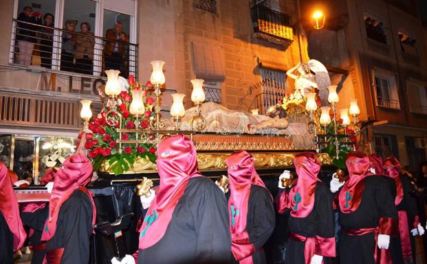 Las procesiones del Santo Entierro recorrieron las calles de las localidades riojanas