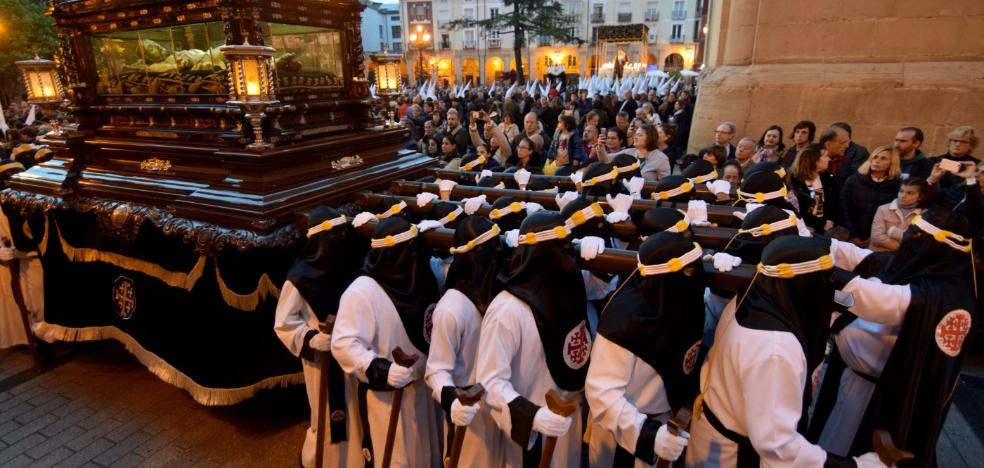 Dolor, consuelo y fervor entre la multitud