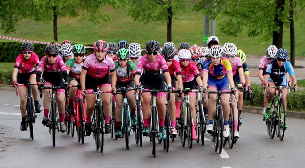 El Memorial Alfredo Ruiz reúne a 25 ciclistas en su primera carrera femenina