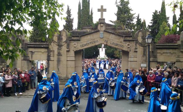 Saetas y mucha emoción en la procesión del Santo Cristo Resucitado
