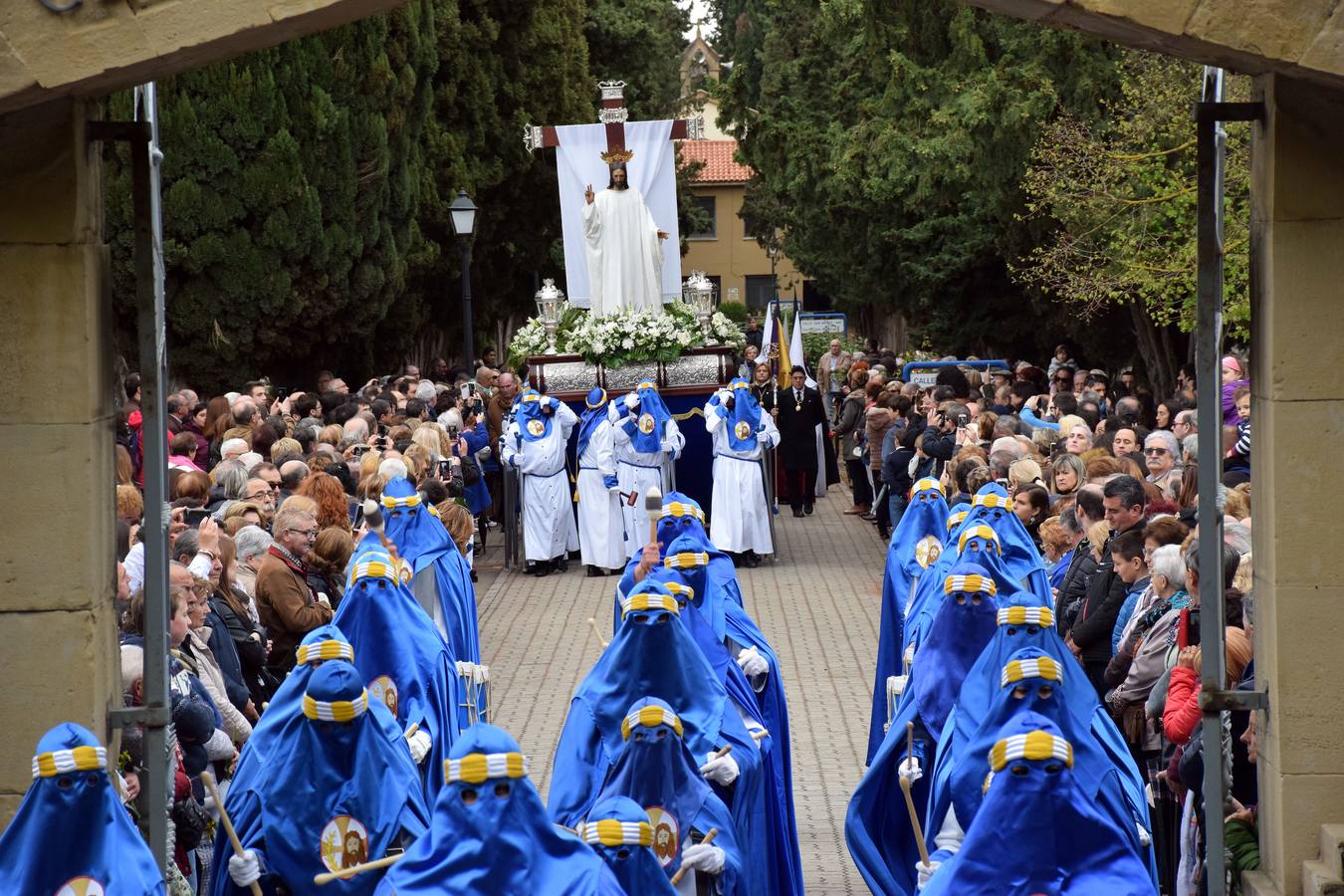 Saetas y mucha emoción en la procesión del Santo Cristo Resucitado de Logroño