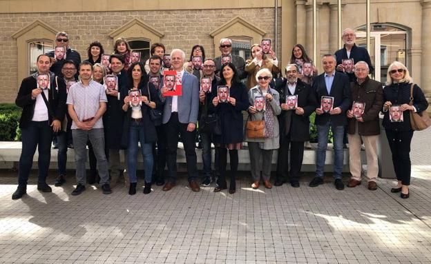 El socialista Hermoso de Mendoza registra su candidatura de «hombres y mujeres valientes»