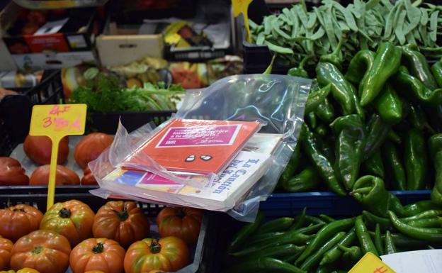 En la plaza, entre puestos, verduras y libros