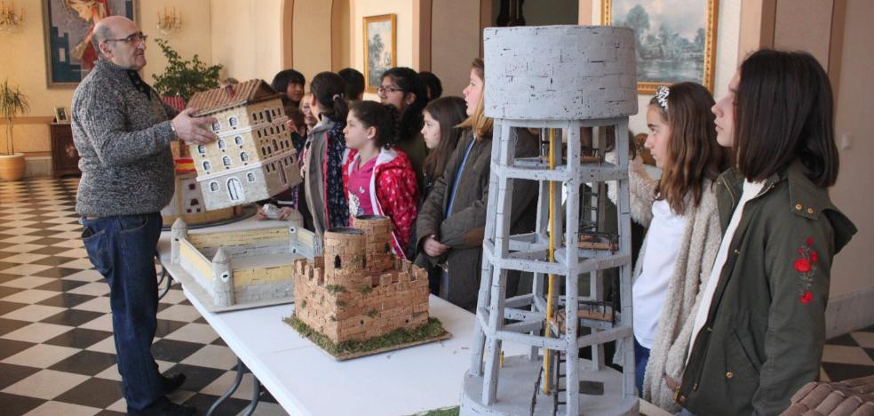 Puzzles y maquetas de corcho, a favor de la AECC