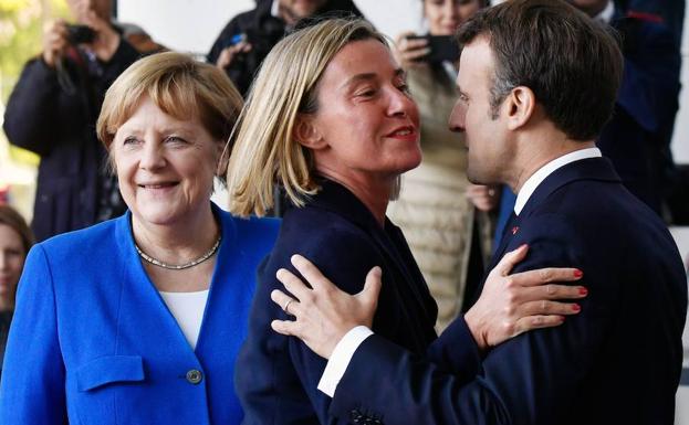 Merkel y Macron buscan paz en los Balcanes