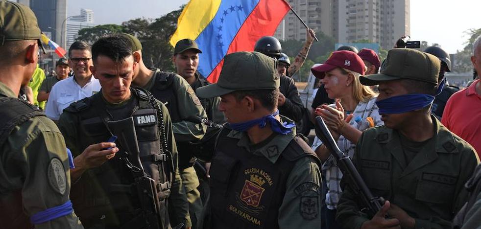 El significado de las cintas azules que usan algunos militares en la crisis de Venezuela