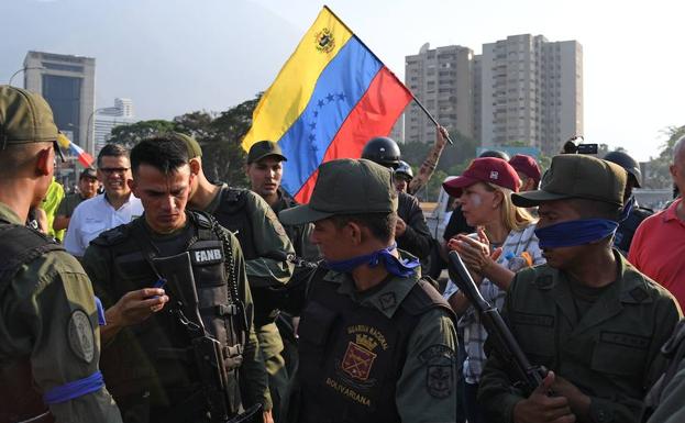 El significado de las cintas azules que usan algunos militares en la crisis de Venezuela