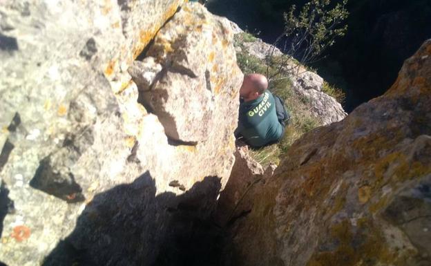 Rescatan a una joven que estaba al borde de un barranco del cañón del Leza