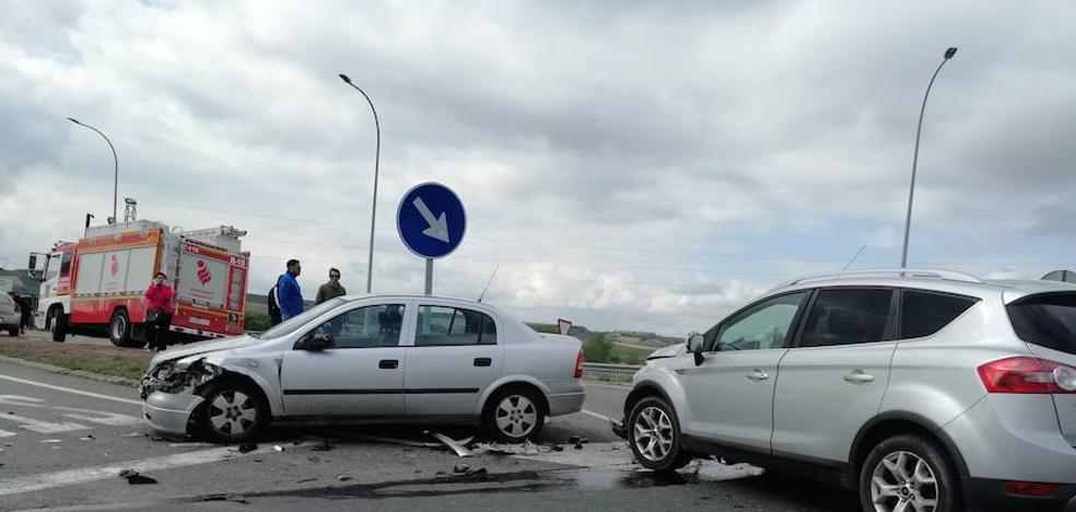 Dos coches colisionan en el peaje de Haro