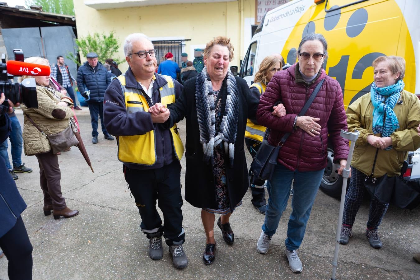 El final del desahucio en Anguciana. La madre y el hijo abandonan la casa