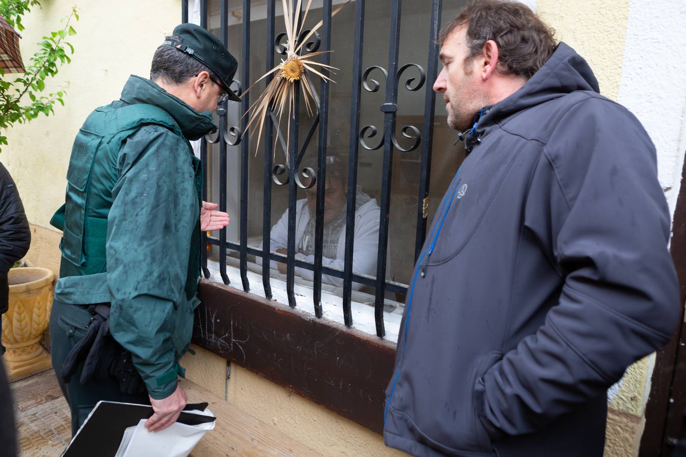 Vecinos y amigos intentan evitar el desahucio de la mujer de Anguciana y su hijo