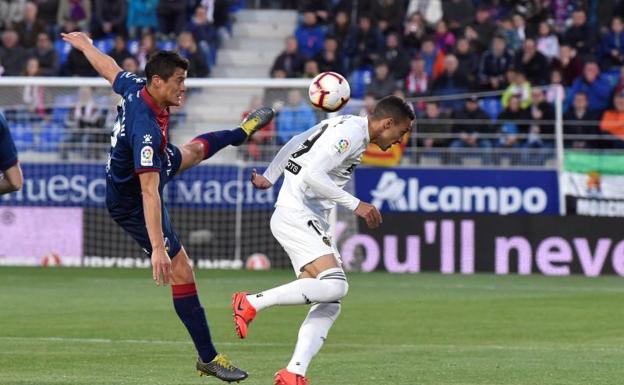 El Valencia revive y envía al Huesca a Segunda