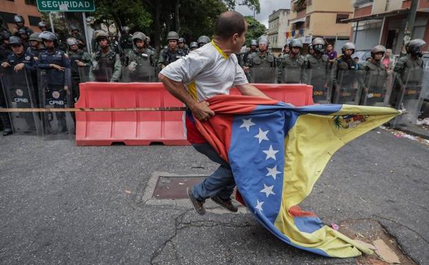 Guaidó se abre a «considerar» la opción de una intervención militar de Estados Unidos