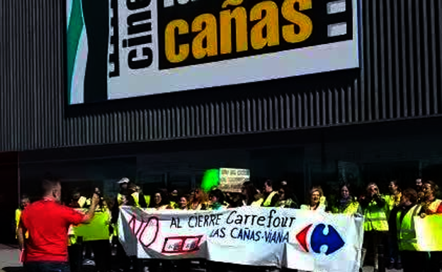 Los trabajadores del Carrefour de Las Cañas se concentran contra el cierre