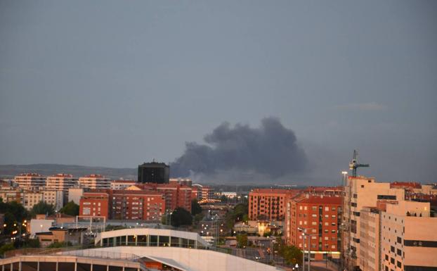 Una columna de humo alerta en Logroño de un incendio en un vertedero en Mendavia