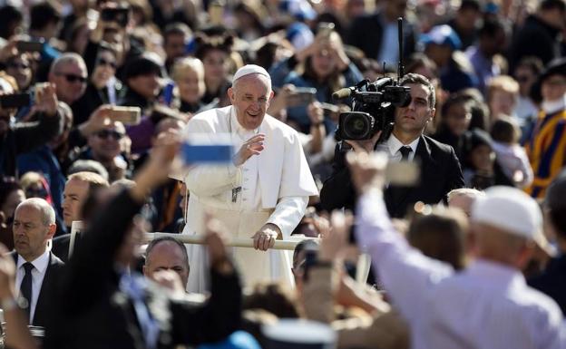 El papa Francisco obliga a denunciar los casos de abusos y los encubrimientos