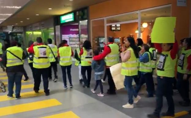 Los trabajadores de Carrefour se han manifestado esta mañana en Las Cañas