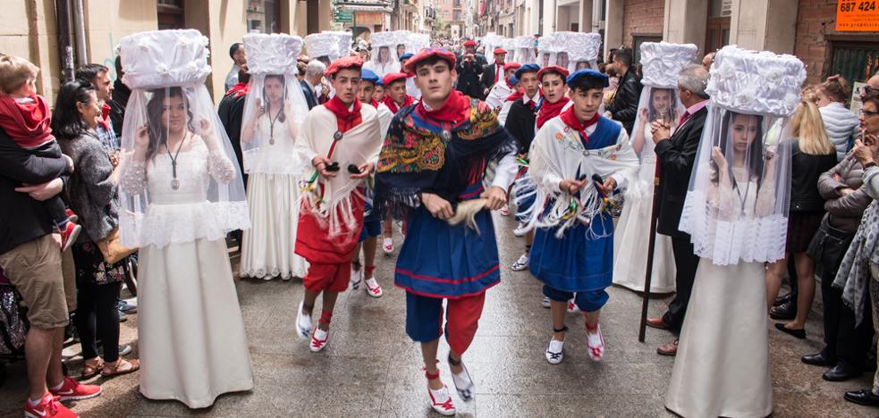 Las procesiones de las doncellas y de La Rueda abarrotan las calles de Santo Domingo