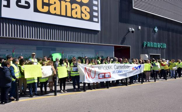 Carrefour llega a un acuerdo con los trabajadores para el cierre del híper de Las Cañas